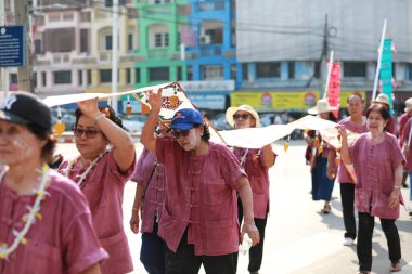 Lampang, Tayland, 13 Nisan 2024: Salung Luang Klong Yai Festivali onuruna düzenlenen Songkran geçit töreninde, geleneksel Lanna kıyafeti giymiş yakışıklı kadın oyuncular ve Hansom erkek aktörler yer aldı..