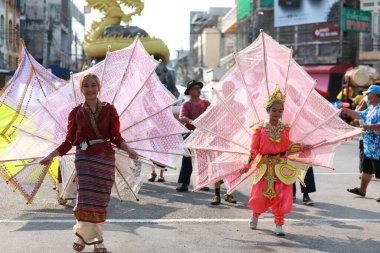 Lampang, Tayland, 13 Nisan 2024: Salung Luang Klong Yai Festivali onuruna düzenlenen Songkran geçit töreninde, geleneksel Lanna kıyafeti giymiş yakışıklı kadın oyuncular ve Hansom erkek aktörler yer aldı..