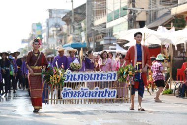 Lampang, Tayland, 13 Nisan 2024: Salung Luang Klong Yai Festivali onuruna düzenlenen Songkran geçit töreninde, geleneksel Lanna kıyafeti giymiş yakışıklı kadın oyuncular ve Hansom erkek aktörler yer aldı..