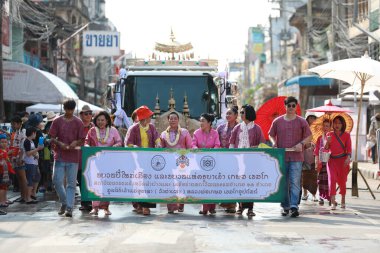 Lampang, Tayland, 13 Nisan 2024: Salung Luang Klong Yai Festivali onuruna düzenlenen Songkran geçit töreninde, geleneksel Lanna kıyafeti giymiş yakışıklı kadın oyuncular ve Hansom erkek aktörler yer aldı..