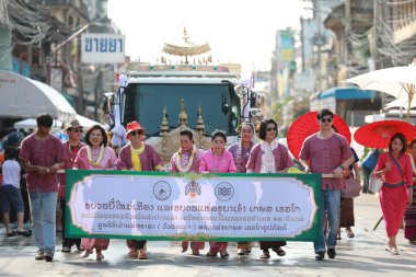 Lampang, Tayland, 13 Nisan 2024: Salung Luang Klong Yai Festivali onuruna düzenlenen Songkran geçit töreninde, geleneksel Lanna kıyafeti giymiş yakışıklı kadın oyuncular ve Hansom erkek aktörler yer aldı..