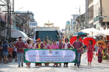 Lampang, Tayland, 13 Nisan 2024: Salung Luang Klong Yai Festivali onuruna düzenlenen Songkran geçit töreninde, geleneksel Lanna kıyafeti giymiş yakışıklı kadın oyuncular ve Hansom erkek aktörler yer aldı..