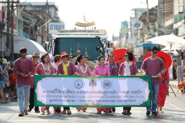 Lampang, Tayland, 13 Nisan 2024: Salung Luang Klong Yai Festivali onuruna düzenlenen Songkran geçit töreninde, geleneksel Lanna kıyafeti giymiş yakışıklı kadın oyuncular ve Hansom erkek aktörler yer aldı..