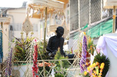 Lampang, Tayland, 13 Nisan 2024: Salung Luang Klong Yai Festivali onuruna düzenlenen Songkran geçit töreninde, geleneksel Lanna kıyafeti giymiş yakışıklı kadın oyuncular ve Hansom erkek aktörler yer aldı..