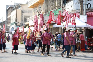 Lampang, Tayland, 13 Nisan 2024: Salung Luang Klong Yai Festivali onuruna düzenlenen Songkran geçit töreninde, geleneksel Lanna kıyafeti giymiş yakışıklı kadın oyuncular ve Hansom erkek aktörler yer aldı..