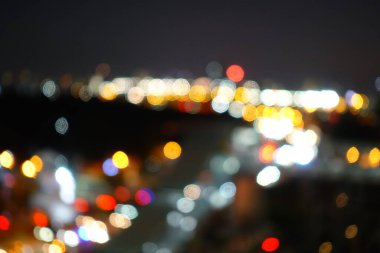 Öğleden sonra ve akşam saatlerinde arka plan olarak kullanmak üzere Bokeh Işığı 'nın soyut bulanık görüntüsü. Bulanık şehir manzarası, şehir ışıkları ve trafik sıkışıklığı