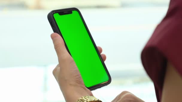 自宅で携帯電話の緑色のスクリーンを保持する女性の手 スマートフォン 携帯電話を手作業で — ストック動画