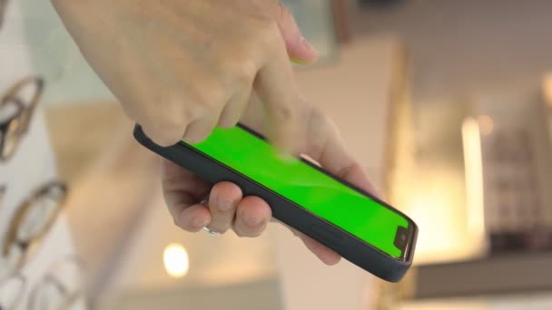 家中女性手持手机绿色屏风 手拿智能手机 手拿着手机 — 图库视频影像