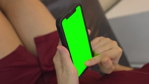 Kvinnliga Handen Håller Telefonen Grön Skärm Hemma Hand Med Hjälp — Stockvideo