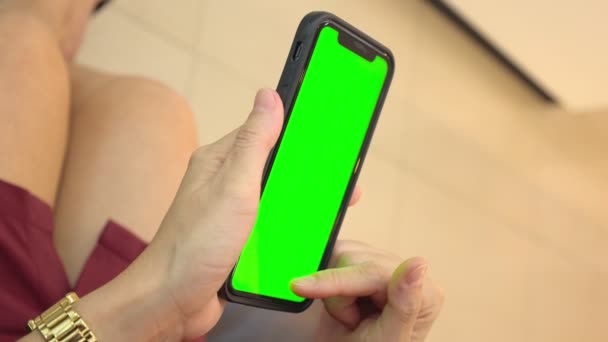 自宅で携帯電話の緑色のスクリーンを保持する女性の手 スマートフォン 携帯電話を手作業で — ストック動画