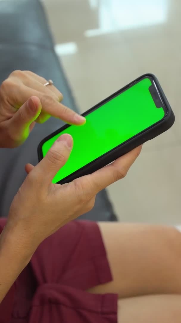 Mão Feminina Segurando Tela Verde Telefone Casa Mão Usando Smartphone — Vídeo de Stock