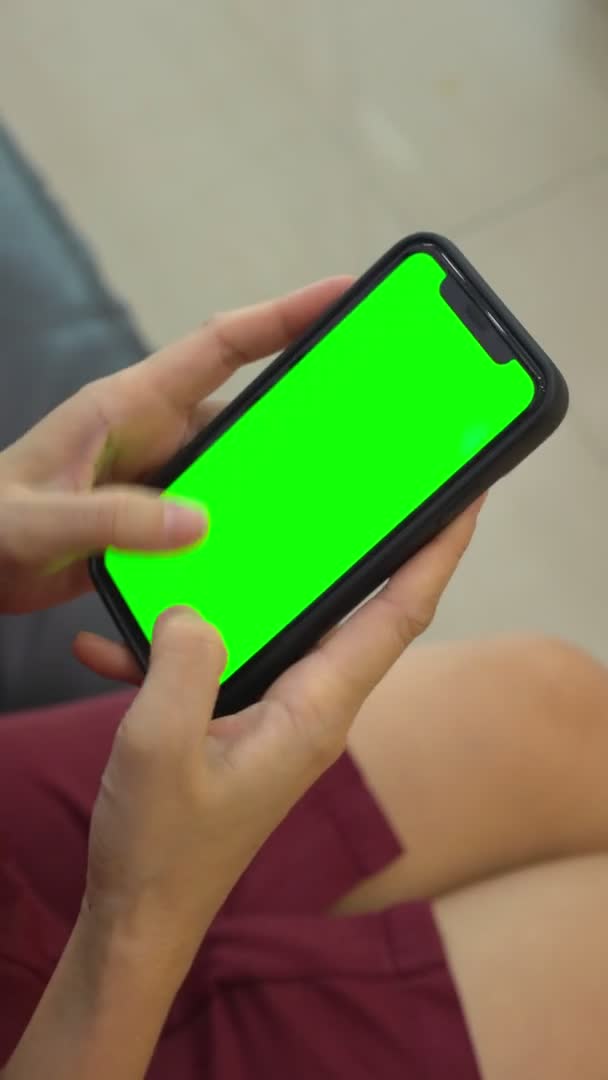 Vrouwelijke Hand Houden Telefoon Groen Scherm Thuis Hand Met Smartphone — Stockvideo