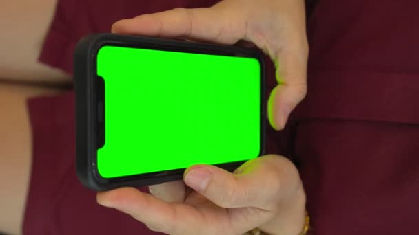 Жіноча Рука Тримає Зелений Екран Телефону Вдома Рука Допомогою Смартфона — стокове відео