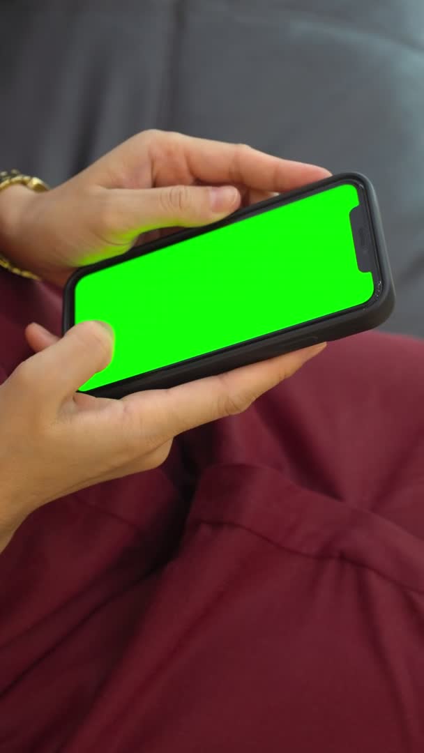 Жіноча Рука Тримає Зелений Екран Телефону Вдома Рука Допомогою Смартфона — стокове відео