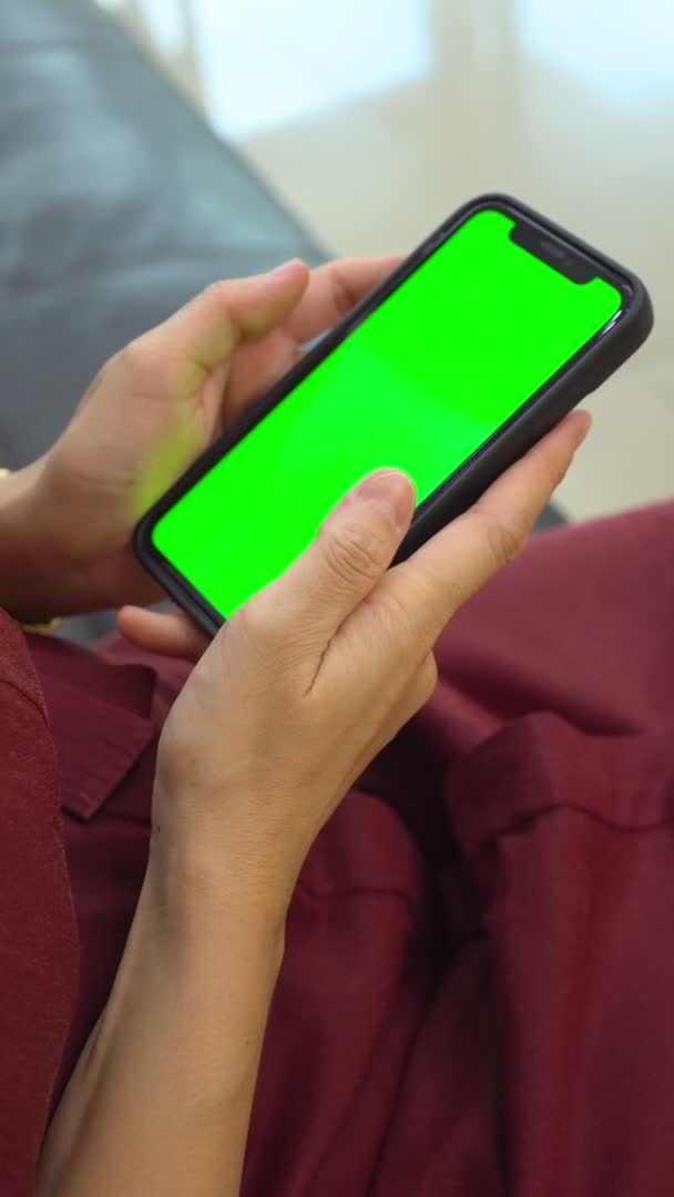 Γυναικεία Χέρι Κρατώντας Τηλέφωνο Πράσινη Οθόνη Στο Σπίτι Χέρι Χρησιμοποιώντας — Αρχείο Βίντεο