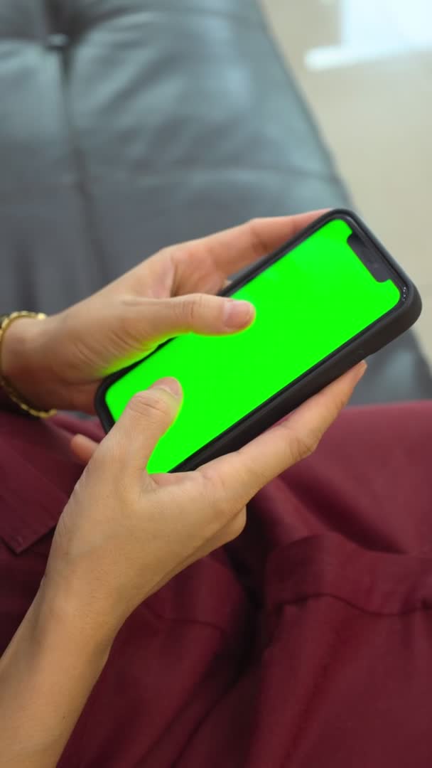 Weibliche Hand Hält Handy Grünen Bildschirm Hause Hand Mit Smartphone — Stockvideo