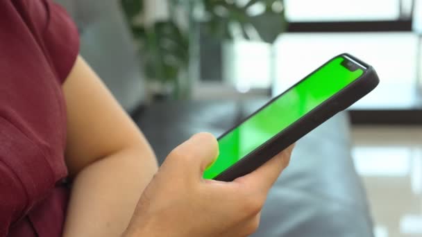 Kobieta Trzyma Telefon Zielony Ekran Domu Ręka Pomocą Smartfona Telefon — Wideo stockowe
