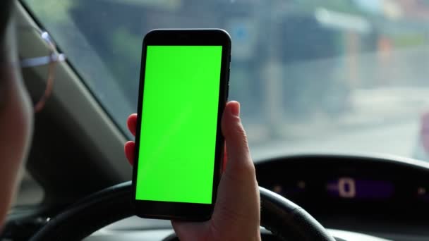 Hand Med Hjälp Smartphone Grön Skärm Bilen — Stockvideo