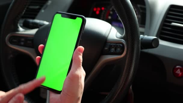 在汽车上使用智能手机绿色屏幕 — 图库视频影像