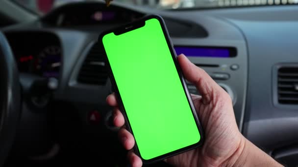 Hand Med Hjälp Smartphone Grön Skärm Bilen — Stockvideo