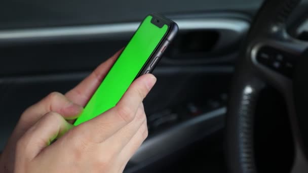 Mão Usando Tela Verde Smartphone Carro — Vídeo de Stock