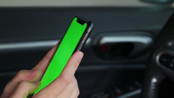 Mão Usando Tela Verde Smartphone Carro — Vídeo de Stock