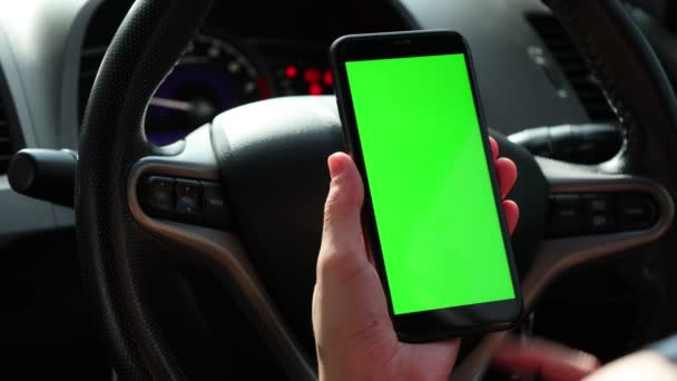 Hand Holding Phone Green Screen Car — Stock Video