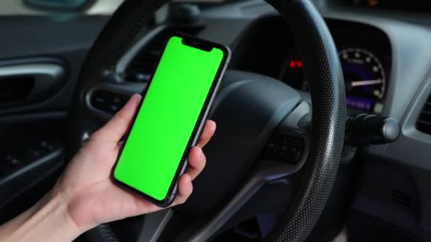 Hand Hålla Telefon Grön Skärm Bilen — Stockvideo