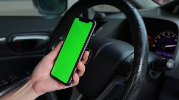 Hand Hålla Telefon Grön Skärm Bilen — Stockvideo