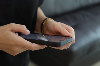 Evde el ele tutuşan beyaz ekran, akıllı telefon, cep telefonu. 