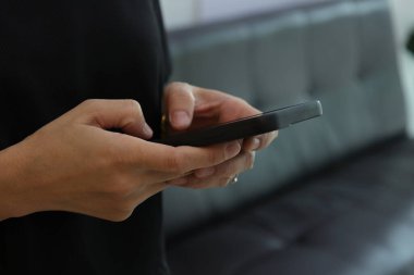 Evde el ele tutuşan beyaz ekran, akıllı telefon, cep telefonu. 