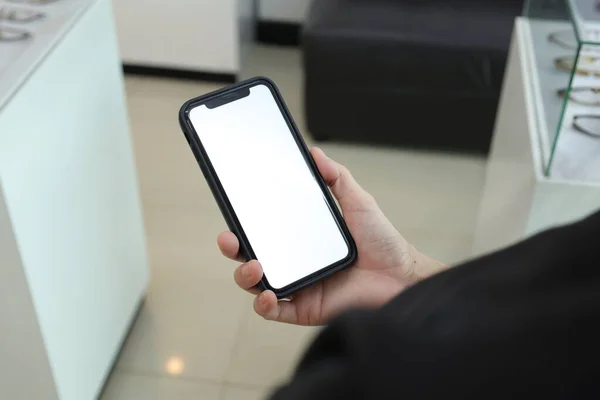 Рука Тримає Білий Екран Телефону Вдома Використовуючи Смартфон Мобільний Телефон — стокове фото