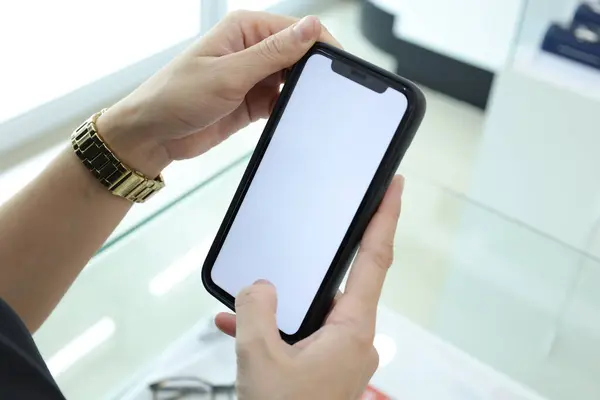 Ręczne Trzymanie Telefonu Biały Ekran Domu Przy Użyciu Smartfona Telefon — Zdjęcie stockowe