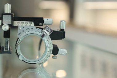 Yüksek miyop görme duyusu için reçeteli gözlüklerin yarısı görme duyusu ölçme aracı arka plan, deneme çerçevesi, göz testi, göz testi, deneme çerçevesi gözlüğü için optometrist deneme çerçevesi
