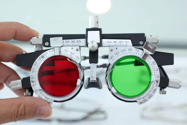 Die Hälfte Der Verschreibungspflichtigen Brillen Für Hohe Kurzsichtigkeit Augenmessgerät Sehhilfe — Stockfoto