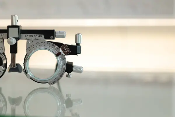 視力測定器ビジョンケアのバックグラウンド トライアルフレーム 眼球検査 眼球検査 トライアルフレーム眼鏡のためのオプトメトリズム試験フレームの半分 — ストック写真