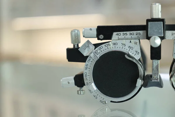視力測定器ビジョンケアのバックグラウンド トライアルフレーム 眼球検査 眼球検査 トライアルフレーム眼鏡のためのオプトメトリズム試験フレームの半分 — ストック写真