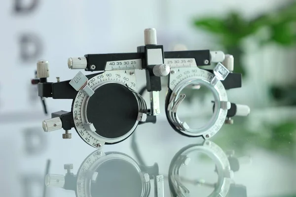 高近视眼测量仪视力护理背景 眼科视光师试镜 眼科试镜 试镜的处方眼镜各占一半 — 图库照片