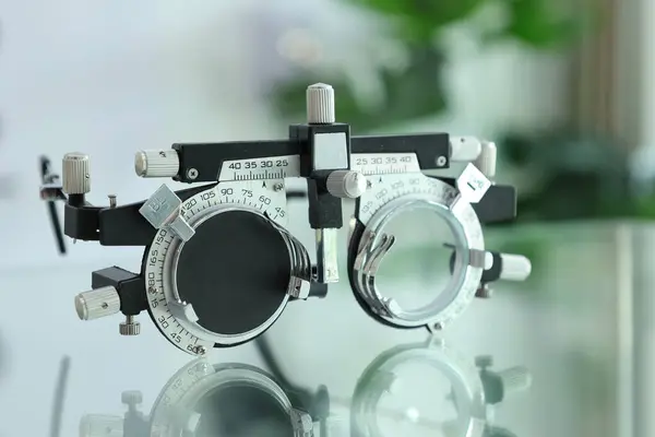 高近视眼测量仪视力护理背景 眼科视光师试镜 眼科试镜 试镜的处方眼镜各占一半 — 图库照片