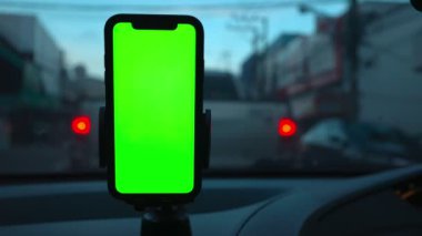 Arabada akıllı telefon yeşil ekran, arabada telefon 