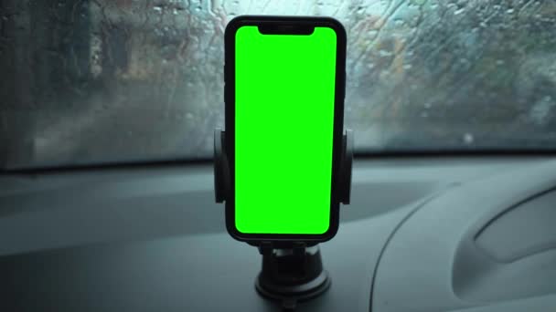車のスマートフォン緑のスクリーン 車の携帯電話 — ストック動画