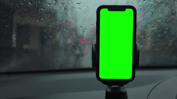 車のスマートフォン緑のスクリーン 車の携帯電話 — ストック動画