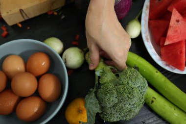 Ellerinle yemek pişir, yemek tut.