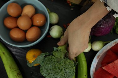 Ellerinle yemek pişir, yemek tut.