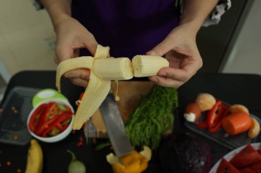 Elle yemek yapmak, yemek tutmak.