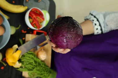 Elle yemek yapmak, yemek tutmak.