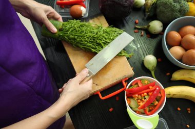 Elle yemek yapmak, yemek tutmak.