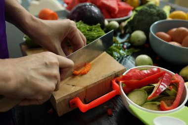 Elle yemek pişirmek, el ele tutuşmak. 