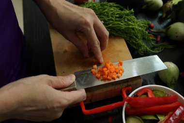 Elle yemek pişirmek, el ele tutuşmak. 