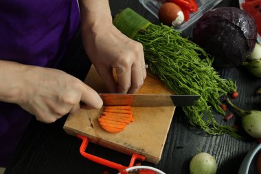 Elle yemek pişirmek, el ele tutuşmak. 